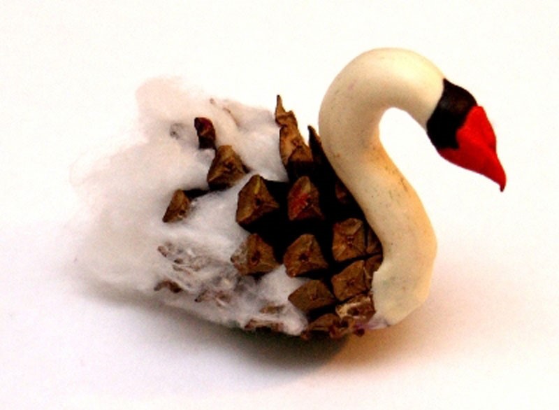 Лебедь из шишки ваты и пластилина