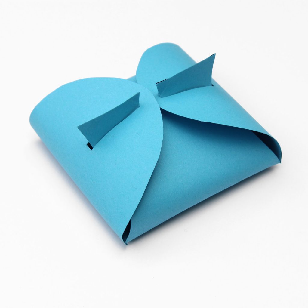 Такой конверт можно сделать из цветного картона, закруглив ярлычки фигурно