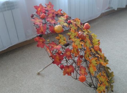 поделка зонтик с листьями