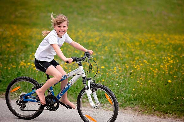 как научить ребенка крутить педали на велосипеде
