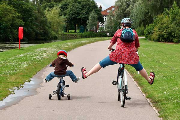 как ребенка научить на двухколесном велосипеде