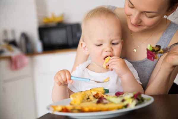 как научить ребенка кушать ложкой