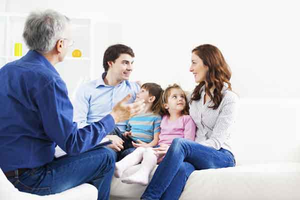 Когда стоит обращаться к семейному психологу и чем он поможет