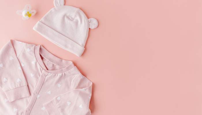 Новорожденные и комфорт: как выбрать мягкую и безопасную одежду для младенца?