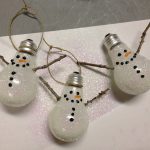 Снеговики из лампочек