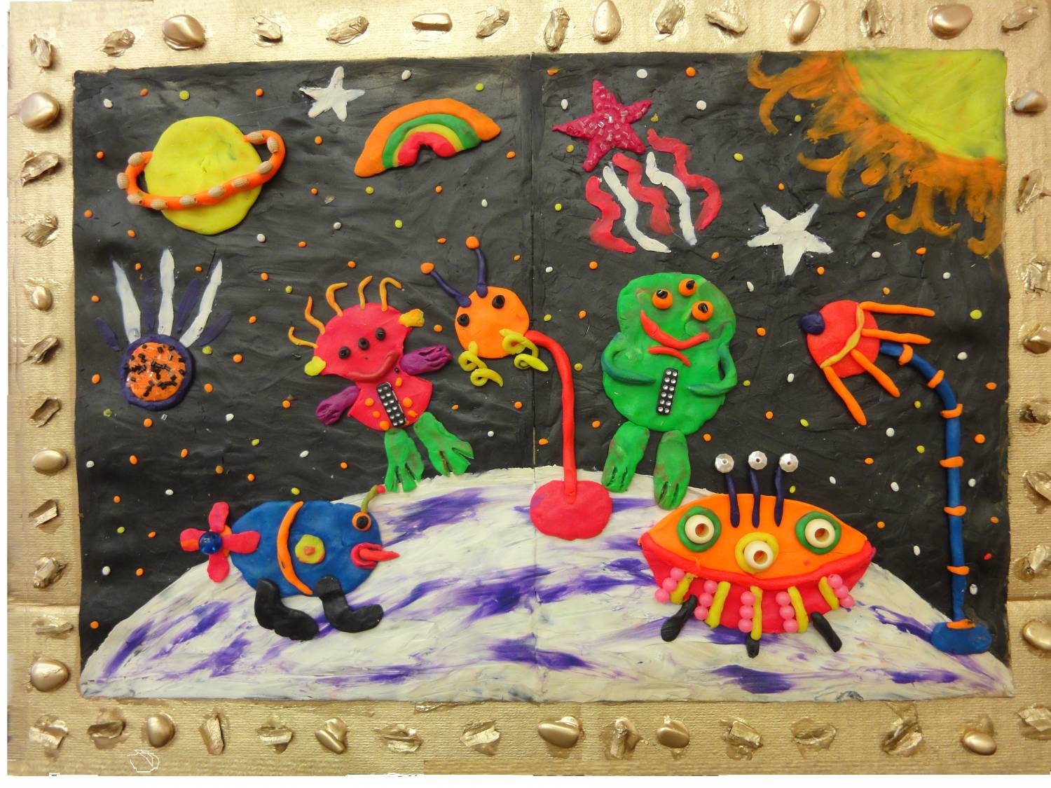 Технология день космонавтики 3 класс. Пластилинография ко Дню космонавтики в детский сад. Поделки из пластилина на тему космос. Аппликация на тему космические фантазии. Картины из пластилина для детей.