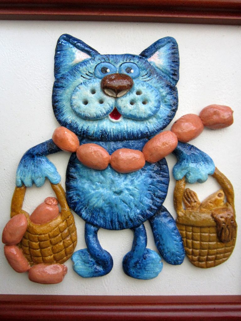 Кошка с сосисками из соленого теста