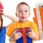 Дети с подарками на руках