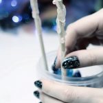 После этого оставьте палочку до полного высыхания клея, поместив ее вертикально в какую-либо емкость (автор для этих целей использует банку с бусинами).