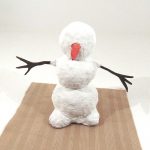 Покрасьте снеговика белой гуашевой или акриловой краской.