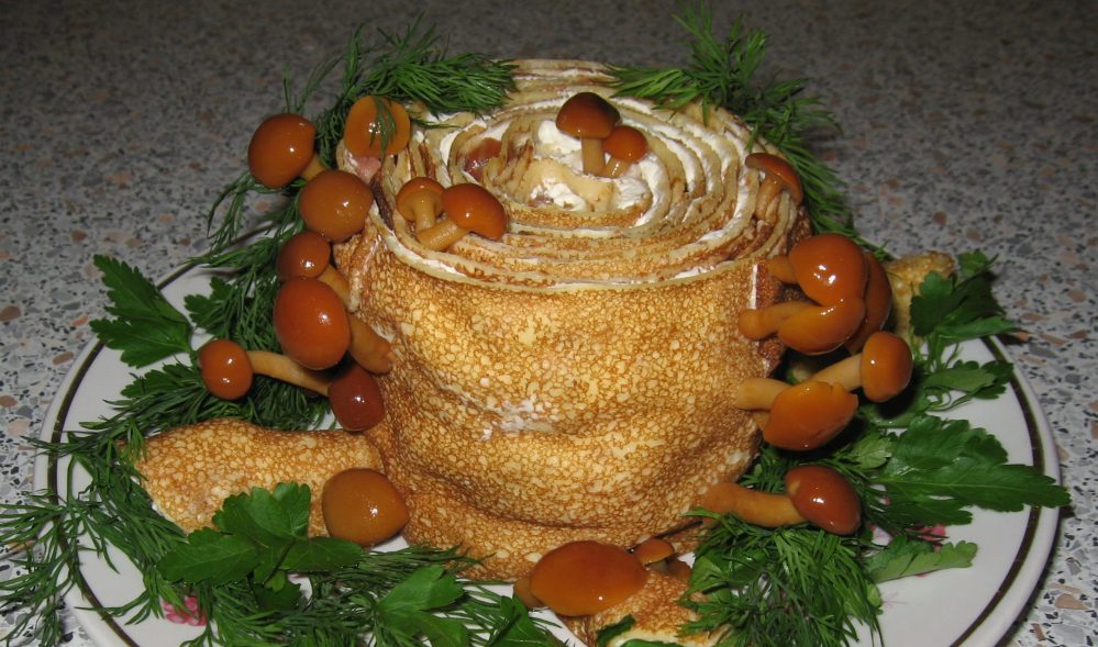 Салат пенек из блинов с ветчиной и грибами