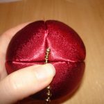 После приступаем к декорированию. Просто засовываю хвостики бус вовнутрь шара.