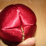 После приступаем к декорированию. Просто засовываю хвостики бус вовнутрь шара.