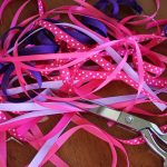 Вырежьте 3 части ленты для каждой палочки. Вы можете сделать их короткими или длинными, как вам нравится, в зависимости от длины вашего дюбеля.
