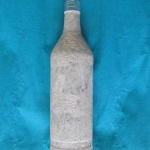 Обклеиваем бутылку бумажными салфетками или туалетной бумагой. | Оригинал: http://svoimi-rukami-club.ru/мастер-классы-по-декупажу-бутылок-бутылка-в-античном-стиле/