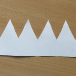 Корона может быть любой формы, всё зависит от того, какую выкройку вы придумаете. Мы нарисовали такую корону. Переносим выкройку на ткань и вырезаем. Нам нужно вырезать 2 такие короны. | Оригинал: http://svoimi-rukami-club.ru/мастер-классы-по-поделкам-из-фетра-корона-для-девочки/