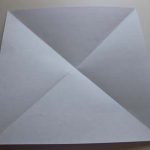 За основу каждого модуля берем квадратный лист бумаги и сгибаем его дважды по диагонали.