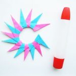 Из всех квадратов сделаем заготовки для звезды из бумаги своими руками. Поочередно собираем наше новогоднее украшение на елку.