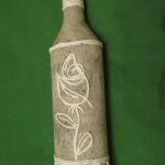Такую же розу выкладываем и с противоположной стороны бутылки. | Оригинал: http://svoimi-rukami-club.ru/мастер-классы-по-декупажу-бутылок-бутылка-в-античном-стиле/