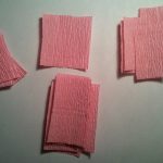 Теперь необходимо подготовить будущие лепестки розы, для чего вырежьте из розовой бумаги прямоугольники следующих размеров: 1 шт. – 5*6 см; 5 шт. – 2,5*6 см; 6 шт. – 3*6 см; 7 шт. – 3,5*8 см. *Обратите внимание: вырезать необходимо поперек разворачивания рулона.