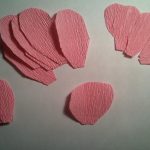 Отрежьте верхние углы и нижнюю часть, как показано ниже: