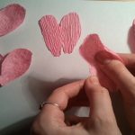 Все лепестки необходимо растянуть. Для этого надо большими пальцами надавить на центр, при этом одновременно слегка растягивать бумагу в противоположные стороны. Края чуть отогнуть и закрутить.