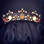 Обшитая украшениями корона