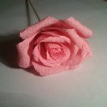 Теперь поочередно приклейте каждый лепесток с небольшим сдвигом в сторону, в том же порядке, в котором вы их вырезали (от узких к широким).