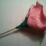 Обмотайте чашелистиком розу, закрепив его плотно под лепестками нитками. Лишнее отрежьте.