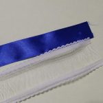 Нам потребуется два синих отреза и два из ажурной ленты. | Оригинал: http://svoimi-rukami-club.ru/канзаши-бант-на-1-сентября/