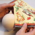 Определите на салфетке фрагменты рисунка, которыми вы будете декорировать шар. Продумайте как будет смотреться вся композиция в целом.