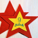 9. Возвращаем в работу вторую большую звезду. Скалываем звезды между собой иголками-булавками.