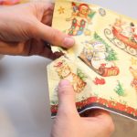 Вырвите из салфетки выбранный фрагмент по контуру. Проводите эту процедуру очень аккуратно, чтобы не нарушить рисунок. Неровные края заготовки рисунка «размоют» условную рамку.