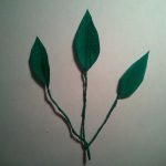 Приклеиваем листья на концы веточки.