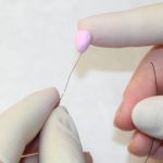 ля того, чтобы сделать бутон сакуры, берём проволоку (отрезок длиной 12-15 см), делаем на одном конце петлю и заклеиваем эту петлю в кусочек пластики. Формируем на проволоке «капельку».