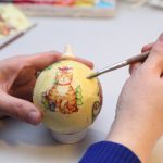 Свободные места между рисунками покройте подходящей краской, используйте для этого жесткую кисточку или кусок поролона.