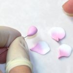 ля того, чтобы сделать бутон сакуры, берём проволоку (отрезок длиной 12-15 см), делаем на одном конце петлю и заклеиваем эту петлю в кусочек пластики. Формируем на проволоке «капельку».
