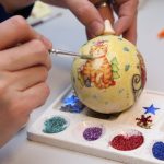 После того как краска подсохнет, нанесите кисточкой клей на места рисунка, где хорошо будет смотреться блеск.
