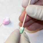 Готовую зелёную чашу нанизываем на проволоку и прижимаем к бутону.