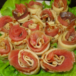Вкусные розы из блинов с мясом