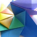 Соединяем первую и последнюю заготовку фигуры друг с другом: схема та же, что и при объединении элементов между собой. Для этого поднимаем свободный край последней восьмой (на рисунке синей) заготовки на верхний слой фигуры.