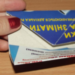 После этого пальчиками берем левый верхний уголок и по диагонали вдоль складки загибаем его вовнутрь. С левой стороны подворачиваем внутренние углы вовнутрь и линейкой выглаживаем складки. Заворачиваем эти складки за предварительно загнутый нами левый верхний уголок.