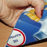 Переворачиваем поделку и посередине загибаем ее вниз. Подставка под телефон готова.