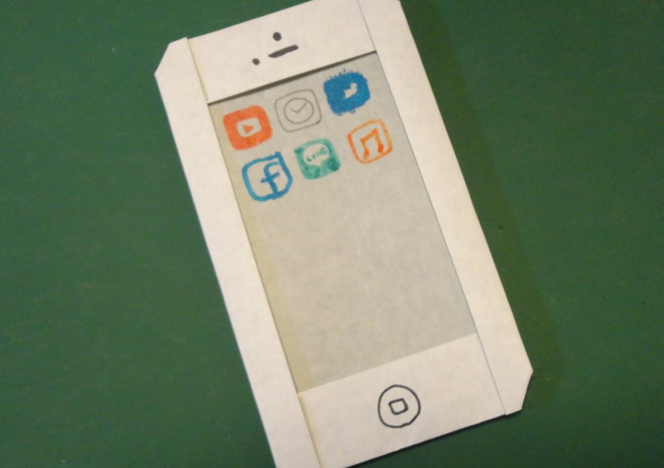 Смартфон из картона для детей. Мобильный телефон из бумаги. Бумажный айфон. Телефон мобильный из картона. Бумажный телефон айфон