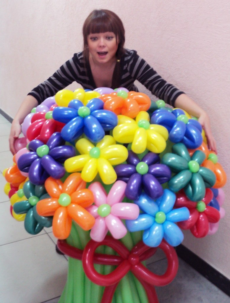 Подари воздушные шары. Букет цветов из шаров. Букет из воздушных шариков. Огромный букет из шаров. Букет цветов из воздушных шариков.