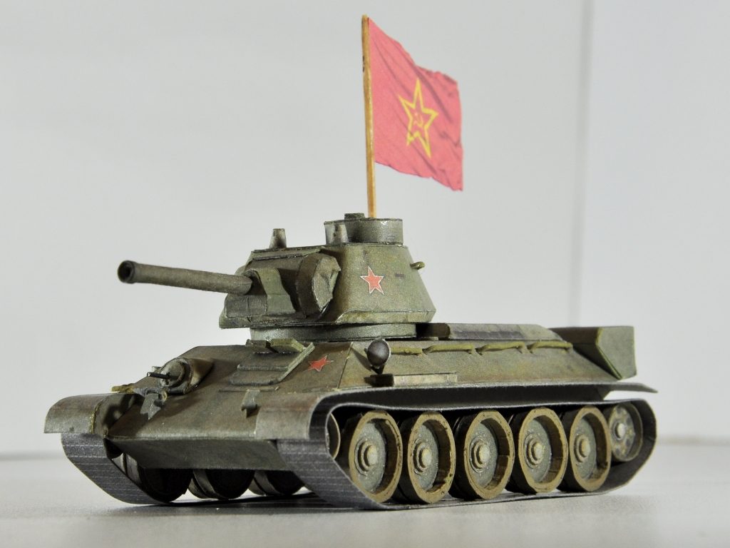 Фото примера танка из бумаги