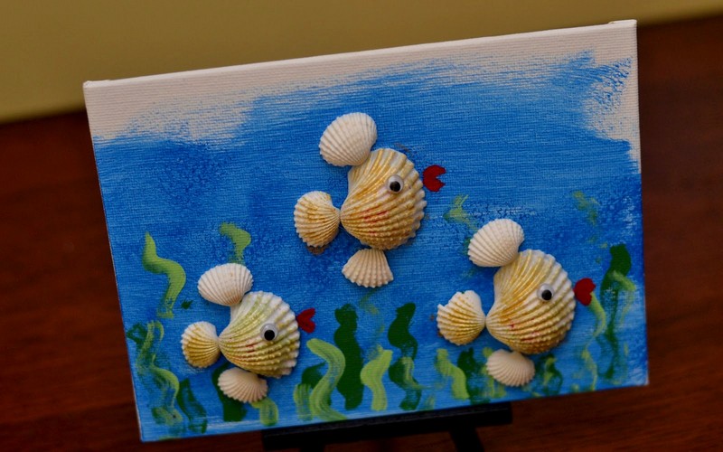 картина с рыбками из ракушек