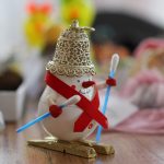 Фигурка из лампочки на лыжах