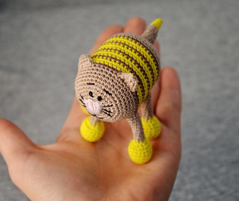 вязаная игрушка на основе киндера