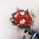 Клубничный букет с цветами